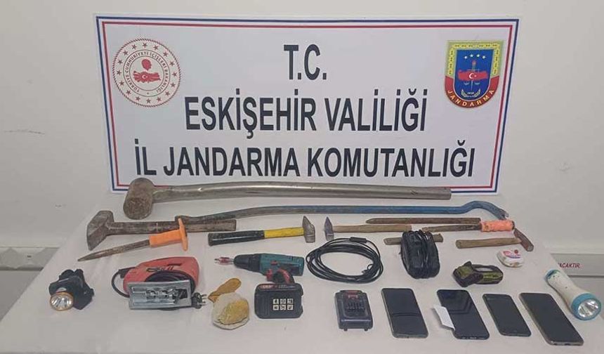 Eskişehir'de jandarma ekipleri kaçak kazı yapanları suçüstü yakaladı!