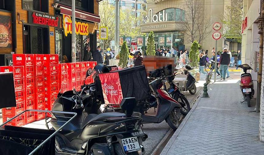 Eskişehir'de bilinçsizce park edilen motosikletler esnafları kızdırıyor!