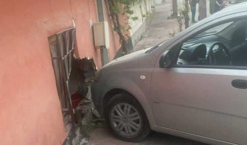 Eskişehir'de minibüsle çarpışan otomobil evin duvarına çarparak durabildi!