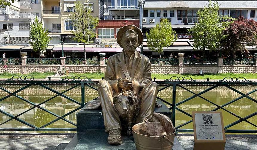 Eskişehir'de balıkçı heykelinin kovası adeta izmarit küllüğüne döndü!