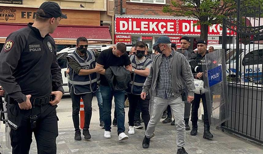 Eskişehir'de "Kelime-i Tevhid" yazılı bayrakla yürüyen şahsa küfürlerle tepki gösteren kişi tutuklandı!