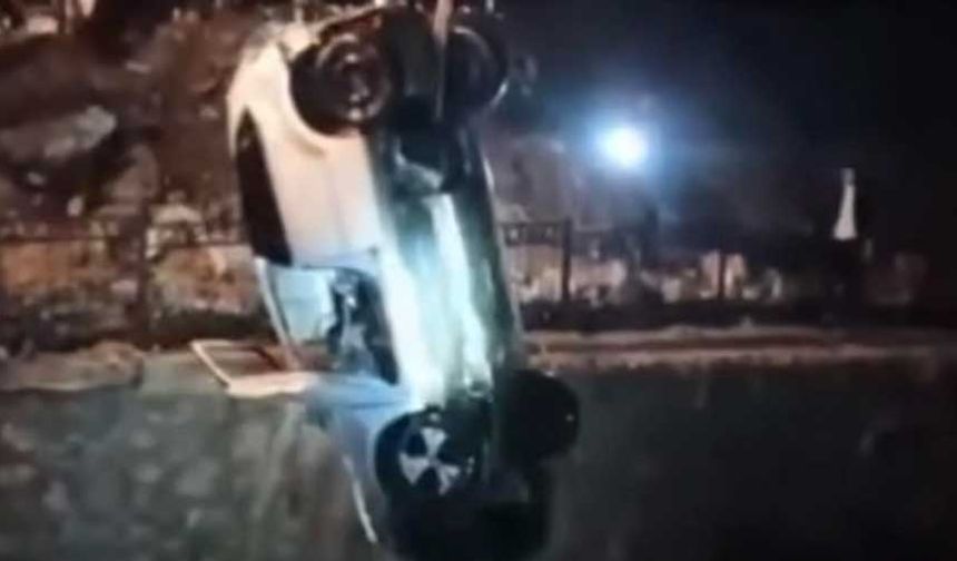 Korkunç kaza: Otomobil dereye uçtu 4 kişi hayatını kaybetti!