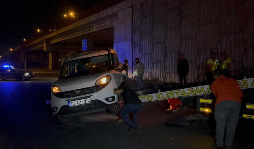 Çarpışmanın etkisiyle hafif ticari araç kontrolden çıkarak devrildi. İhbar üzerine olay yerine gelen polis ve ambulans ekipleri, yaralılara müdahale etti.