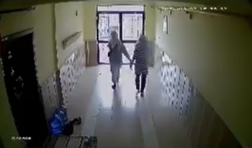 Ancak, çocukların o sırada telefonda konuştuğu babaları durumun farkına vardı. Çocukların babalarıyla konuştuğunu anlayan kadınlar korkup eve giremeden kaçtı. Hırsızların kaçış anı güvenlik kamerasına böyle yansıdı.