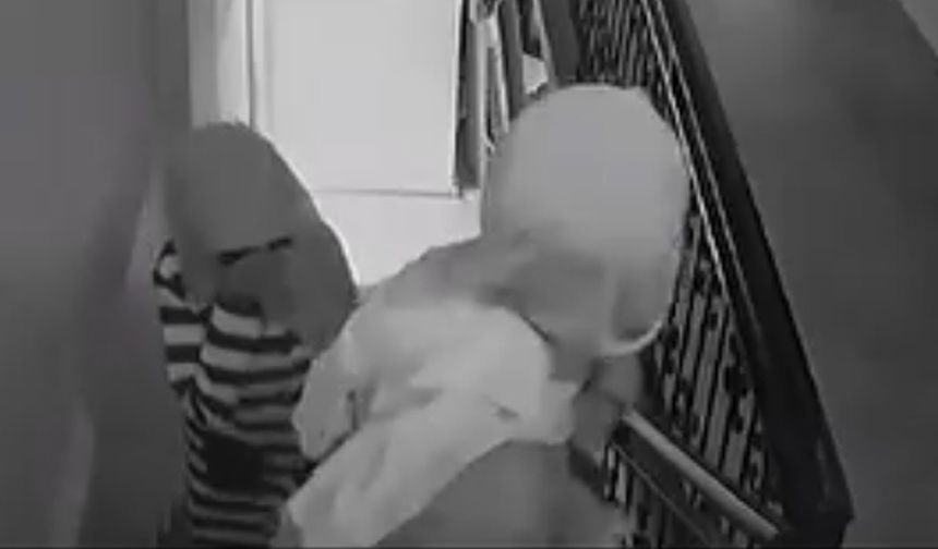 Apartmana yüzlerini gizleyip giren iki kadın hırsız evde yalnız olan çocuklara "Anneniz bizi çağırdı, temizlikçiyiz" diyerek içeri girmeye çalıştılar.