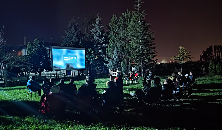 Bu etkinlikte, dünya turuna çıkan yabancı bisikletli gezginler de onlara katıldı. Sinema etkinliği için belirlenen alana ulaşan grup, doğayla iç içe bir ortamda açık havada film izleyerek keyifli bir akşam geçirdi.
