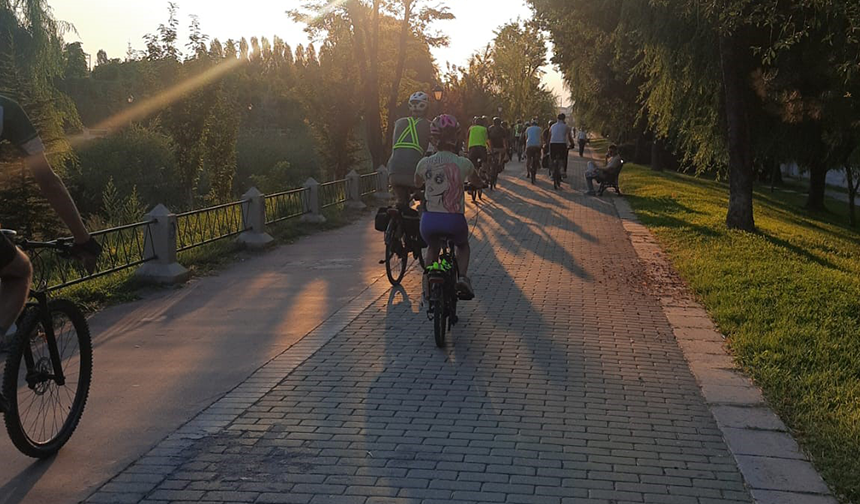 Dernek üyeleri, Eskişehir kent merkezinden Karagözler Mahallesi’ne kadar bisikletleriyle yaklaşık 8 kilometre pedal çevirdi.