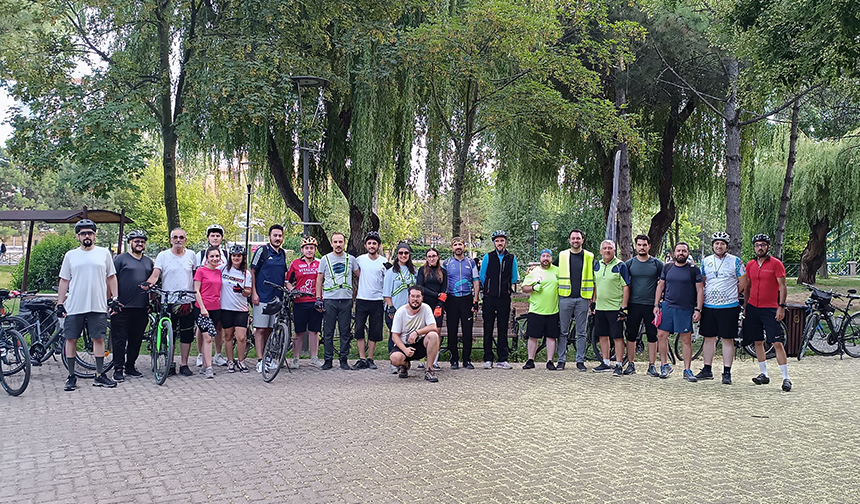 Eskişehir Bisiklet Derneği (Velesbid) üyeleri, dünya turunda olan bisikletli gezginlerle birlikte açık hava sinema etkinliği düzenledi.