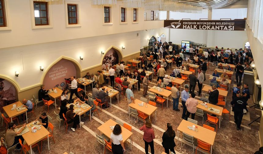 Lokanta hafta içi her gün 12:00- 15:00 saatleri arasında yemek servisi yapacak. Sosyal belediyecilik anlayışıyla hareket eden Eskişehir Büyükşehir Belediyesi tarafından uygulamaya geçirilen Halk Lokantası uygulamasında günlük bin kişiye yemek verilecek.