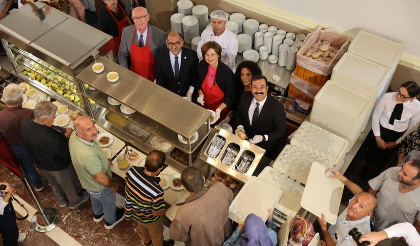 Eskişehir Büyükşehir Belediyesi Halk Lokantası bugün saat 12.00’de hizmete açıldı. Taşbaşı Çarşısı Eski Nikah Salonu’nda 4 kap yemeği 65 TL’ye sunulan Halk Lokantası'nın açılışına Büyükşehir Belediye Başkanı Ayşe Ünlüce katılım gösterdi.
