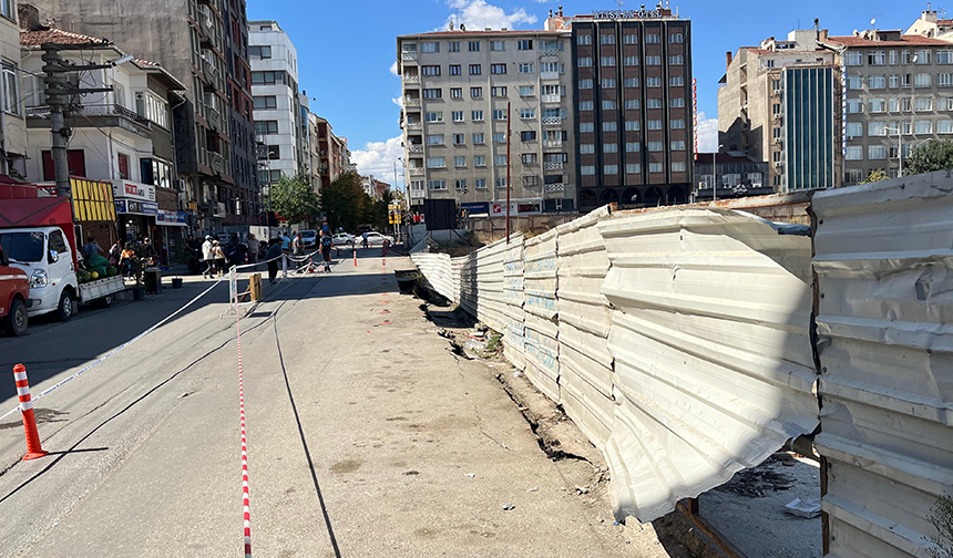 İnşaatın temel kazısı sırasında oluşan göçük, çevrede büyük paniğe neden oldu.
Olayın ardından bölgeye sevk edilen ekipler, göçüğün yaklaşık 2 metrelik bir alanı kapsadığını belirledi.