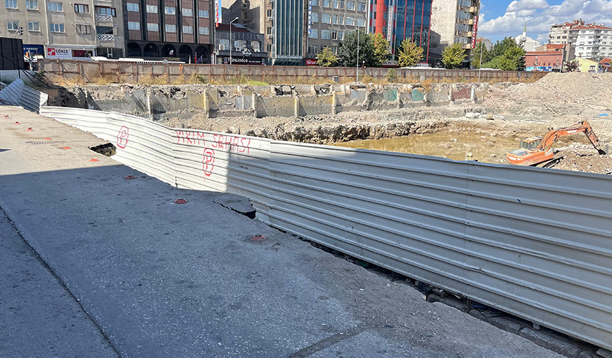Cadde araç trafiğine kapatıldı ve vatandaşların güvenliği için çevrede önlemler alındı. Göçüğün meydana geldiği alanda doğal gaz hattının geçmesi nedeniyle, Esgaz ekipleri bölgeye intikal ederek tedbir amaçlı beklemeye başladı.