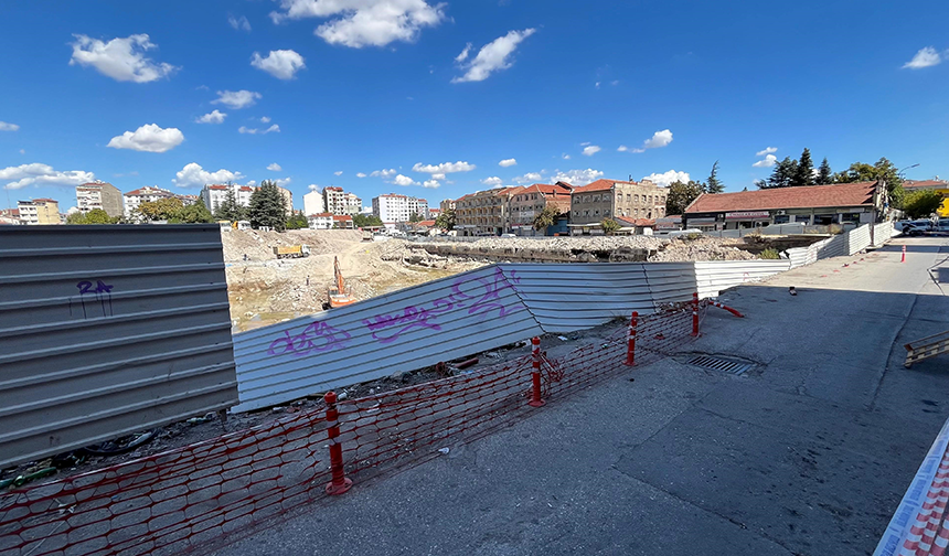 Eskişehir’in Odunpazarı İlçesi Yunus Emre Caddesi üzerinde uzun süredir devam eden bir inşaatın yan tarafındaki Asarcıklı Caddesi'nde sabah saatlerinde göçük meydana geldi.