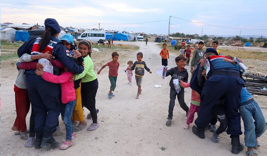 Odunpazarı ilçesine bağlı Sevinç Mahallesi’nde çalışan ve konaklayan mevsimlik tarım işçilerine yönelik gerçekleştirilen ziyarette, Kadına Yönelik Şiddetle Mücadele çerçevesinde "5 Milyon Erkeğe Farkındalık Eğitimi" verildi. Ayrıca, KADES uygulaması ve toplumsal cinsiyet eşitliği konularında bilgilendirme yapıldı. Ziyaret sırasında çocuklara ise Jandarma Dergisi dağıtıldı.