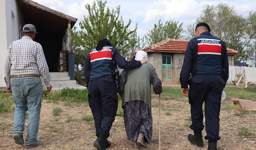 Eskişehir İl Jandarma Komutanlığı ekipleri, Odunpazarı ilçesinde mevsimlik tarım işçileri ile bazı mahallelerde yaşayan yaşlı ve engelli vatandaşları ziyaret ederek çeşitli bilgilendirmelerde bulundu.