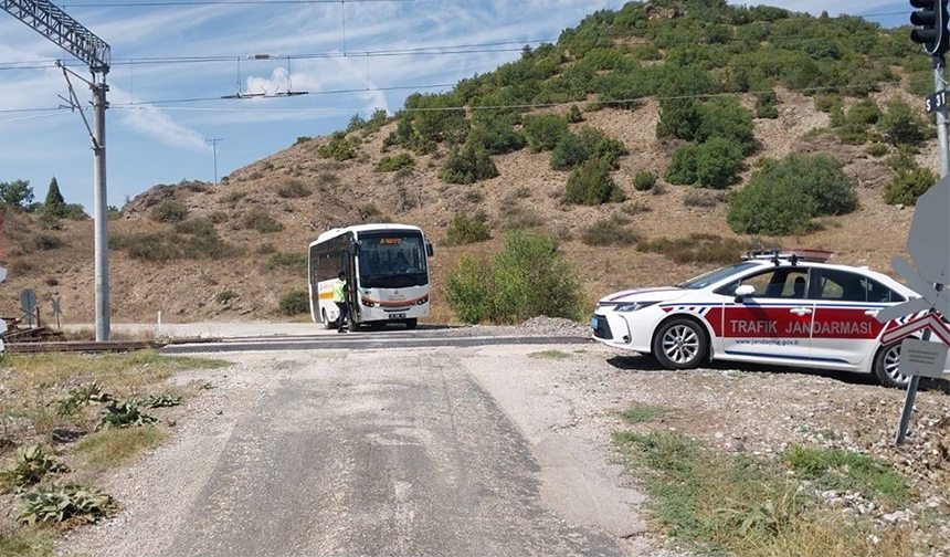 Eskişehir İl Jandarma Komutanlığı’nın trafik jandarma ekipleri, belirli tarihlerde tren geçiş saatlerinde hemzemin geçitlerde özel denetimler gerçekleştirdi.