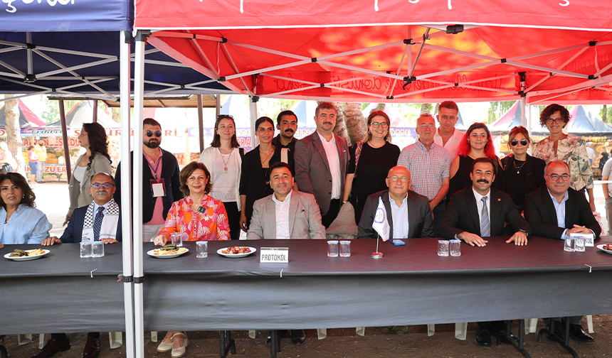 Büyükşehir Belediyesi, Odunpazarı Belediyesi, Tepebaşı Belediyesi ve Eskişehir Karadenizliler Derneği tarafından düzenlenen “Karadeniz Rüzgarı Yayla Şenliği” Cuma günü düzenlenmeye başladı. Şenliğin ikinci gününe Büyükşehir Belediye Başkanı Ayşe Ünlüce, Tepebaşı Belediyesi Başkan Vekili Erdal Şahbaz, CHP Milletvekilleri Utku Çakırözer, İbrahim Arslan, CHP İl Başkanı Talat Yalaz ile çok sayıda Karadenizli ve Eskişehirli vatandaşlar katılım gösterdi.
