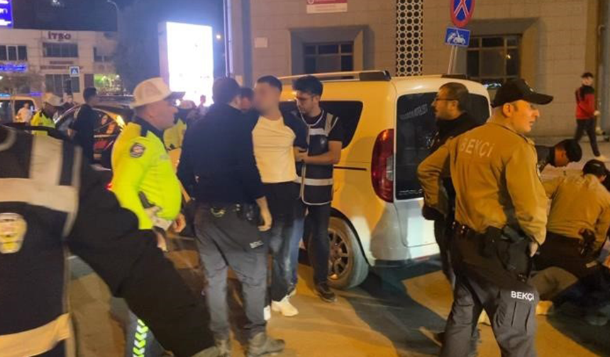 Yusuf K.'nin (20) alkol testinde 2.0 promil alkollü olduğu tespit edildi. Sürücüye alkollü araç kullanmaktan 6 bin 439 TL cezai işlem uygulanırken, ehliyetine 6 ay süreyle el konuldu.
