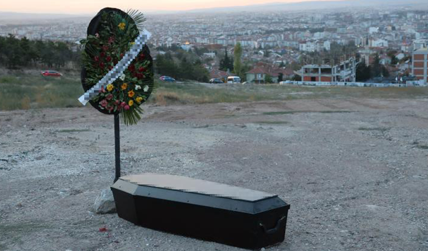 Eskişehir Odunpazarı ilçesinde binaların yan tarafındaki boş arazinin ortasına bırakan tabut ve çelenk görenleri tedirgin etti.