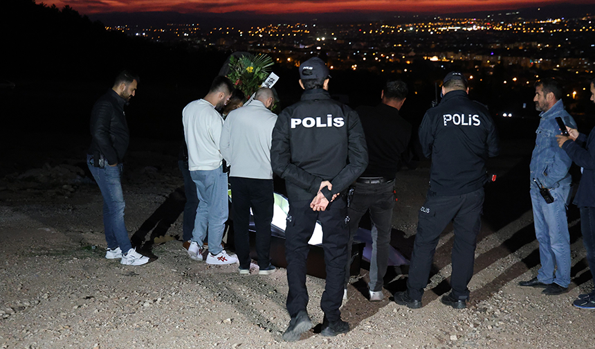 Ekipler tarafından yapılan inceleme sonucunda tabutun bölgedeki camiden atıldığı, çelengin ise geçtiğimiz günlerde düzenlenen bir cenaze törenine gönderildiği öğrenildi.