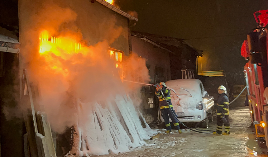 Eskişehir'de Yangın Paniği: Mobilya Atölyesi Alev Aldı