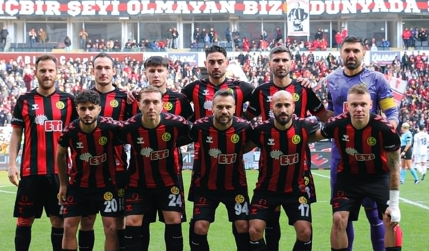 Eskişehirspor Zirveye Bir Adım Daha Yaklaştı: Tarsus İdman Yurdu'nu 3-0 Mağlup Etti