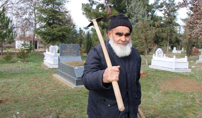 78 yaşındaki Ahmet Karabela, kimseye zahmet vermemek için ölmeden önce kendi mezarını kazdı. Hazırladığı mezara geceleri girip yatan yaşlı adam, bu alışkanlığıyla köyde şaşkınlık yaratıyor.
Amasya’nın Suluova ilçesine bağlı Salucu köyünde çiftçilikle geçinen ve 5 çocuk babası olan 78 yaşındaki Ahmet Karabela, sıra dışı bir karar alarak kendi mezarını kazdı. Yaşlı adam, ölümünden sonra kimseye zahmet vermemek için kazma ve kürekle kendi kabrini hazırladı.
Mezarını özenle düzenleyen Karabela, olası yağışlardan etkilenmemesi için üstünü naylon ve çatı malzemeleriyle kapattı. Bununla da yetinmeyen Karabela, sık sık mezarını ziyaret ediyor ve geceleri burada yatıyor.