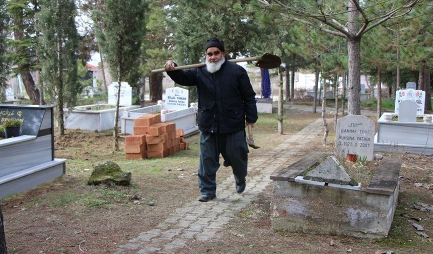 Mezarını Kendisi Kazan Ama Morg İstemiyor
Ölümünden sonra cenazesinin morga kaldırılmasını istemediğini belirten Ahmet Karabela, defin işlemlerinin hızlıca yapılmasını arzuluyor. Köy muhtarı Yusuf Taşova’nın kendisini yıkamasını vasiyet eden Karabela, mezarının başında sık sık dua ediyor.
Köy halkı tarafından çok sevilen Karabela, yıllardır köydeki cenaze işlerinde öncülük eden biri olarak biliniyor. Özellikle köyde bir vefat olduğunda mezar kazılmasına her zaman yardımcı olduğunu belirten köy muhtarı Yusuf Taşova, Ahmet dedenin köyde çok sevilen biri olduğunu vurguluyor.