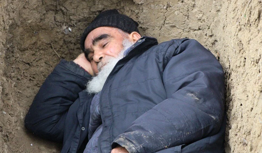 “Burası Benim Mekânım”
Ölmeden önce mezarını hazırlayan Ahmet Karabela, köylüler tarafından hem takdirle hem de şaşkınlıkla karşılanıyor. Mezar kazma işine yıllardır öncülük eden Karabela, kendi mezarını kazmasını şu sözlerle açıklıyor:
“Kimseye zahmet vermek istemem. Mezarımı kendim kazdım. Allah nasip ederse beni buraya defnetsinler. Burası benim mekanım. Gece gelip burada yatıyorum.”
Köyde vefat edenlerin mezarlarının hazırlanmasına da yardımcı olan Karabela, yıllardır bu işi yaptığını belirtiyor. “Her adam böyle mezar kazamaz. Allah bana güç vermiş,” diyen yaşlı adamın bu sözleri, onun hayata bakış açısını gözler önüne seriyor.