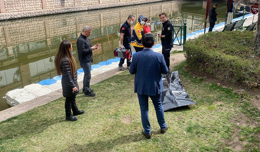 Polis Olayla İlgili İnceleme Başlattı
Olayın kesin nedeninin belirlenebilmesi için soruşturma başlatıldı. Ölüm sebebinin netlik kazanması için adli tıp incelemesi yapılacağı belirtildi.
Olayın bir kaza mı yoksa başka bir durumdan mı kaynaklandığı yapılacak adli tahkikatla netleşecek.