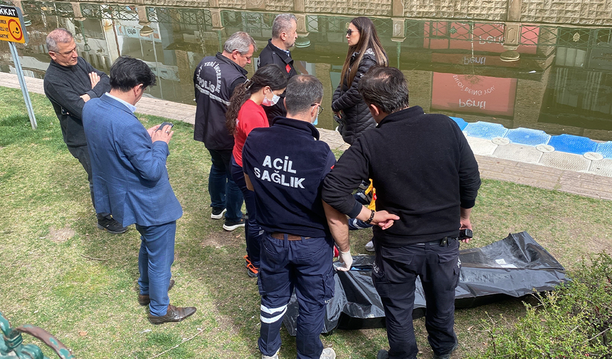 Sabah Saatlerinde Acı Manzara
Olay, sabah saatlerinde Eskişehir’in merkez Odunpazarı ilçesindeki Adalar Bulvarı üzerinde meydana geldi. Edinilen bilgilere göre, Porsuk Çayı üzerinde faaliyet gösteren gondol iskelesinde sabah temizliği yapan personel, su yüzeyinde hareketsiz bir kadın bedeni fark etti. Hemen 112 Acil Çağrı Merkezi’ne haber verildi.