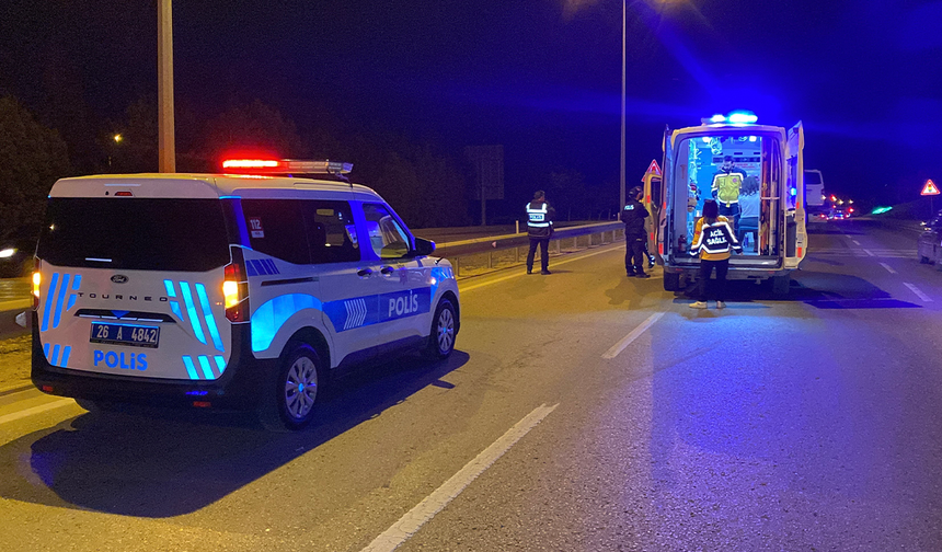 Eskişehir’de yaşanan trafik kazasında, bir kadın sürücü yaralandı. Olay, dün akşam saatlerinde Eskişehir-Ankara kara yolu üzerindeki Batıkent Mahallesi ışıklarına yakın bir noktada meydana geldi.