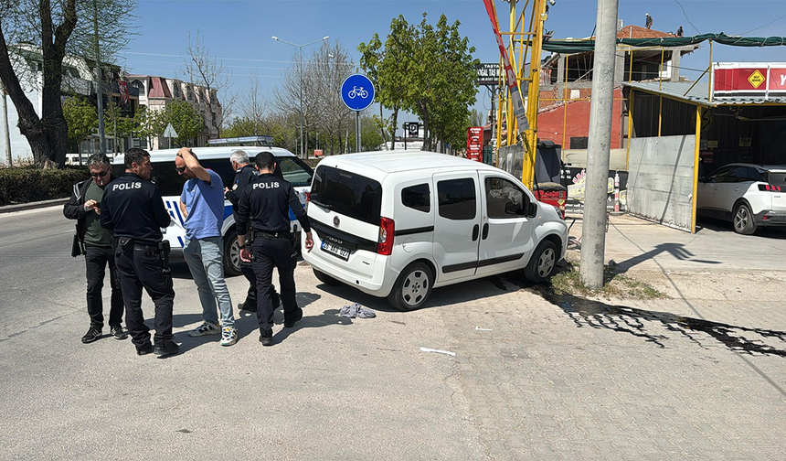 Eskişehir’de Polis Kovalamacası! Direğe Çarpıp Yakalandılar