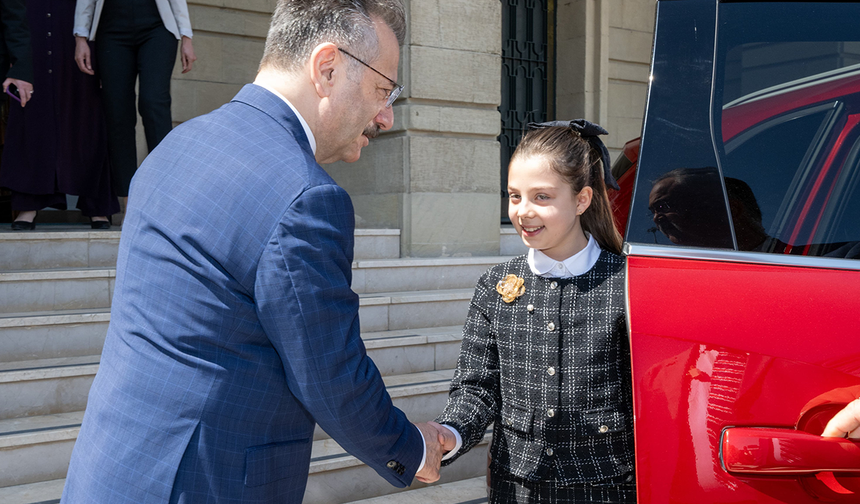Vali Aksoy Togg’a Binmek İsteyen Öğrencinin Talebini Geri Çevirmedi