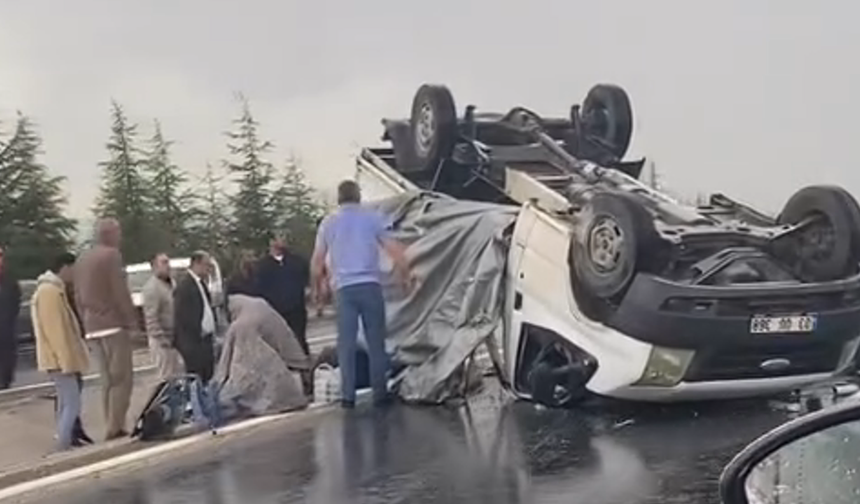 Seyitgazi Yolunda Kabus Gibi Anlar: Kamyonet Takla Attı