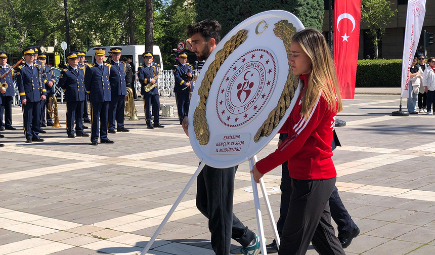 Eskişehir’de 19 Mayıs Coşkusu: Atatürk Anıtı’na Çelenk Sunuldu