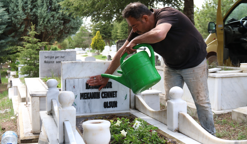 Eskişehirli Mezarcı Yüzlerce Mezara Gözü Gibi Bakıyor