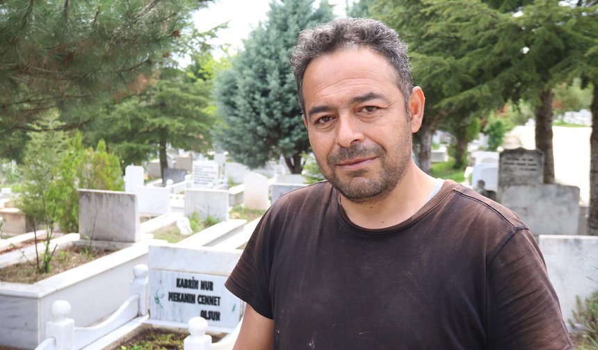 “Bahşiş Karşılığı Cenazelerde Su Dökerdik”
Mesleğe mezarlara su dökerek başladığını belirten Namık Kemal Şahinli, "Dört yıl önce, 5 Ekim 2021 tarihinde tesadüfen Eskişehir'e geldim. Bir ablamızın babasının mezar düzenlemesi içindi. Bir daha da Ankara'ya dönmedim. İyi ki gelmişim, bilseydim 20 yıl önce gelirdim. Bu mesleğe şöyle başladım; iş bulamamıştım zamanında. O zaman 23-24 yaşındaydım. Ankara Karşıyaka Mezarlarında bir tanıdık vasıtasıyla cenazelere su dökmeye giderdik, bahşiş karşılığı. Ama benim yaşım büyük olduğu için ben bir iki defa döktüm, sonra zoruma gitti. Dedim ki, ‘Ben çiçekçi olacağım.' O gün orada yaşlı bir teyzeye yardımcı olmuştum, bana normalin üzerinde bir para verdi. Ben o parayla gittim kartvizit bastırdım. O gün çiçekçi oldum. Bir daha da cenazeyi su dökmedim" dedi.

