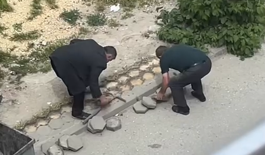 Eskişehir’de Kaldırım Taşlarını Kazmayla Söktü Köyüne Götürdü!