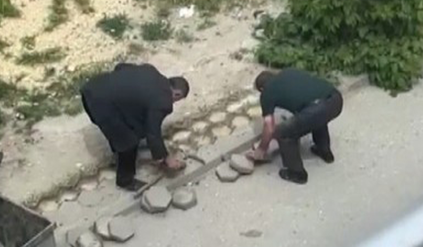 Eskişehir'de Kaldırım Taşlarını Söktü Görüntüler Yayılınca Geri Koydu!