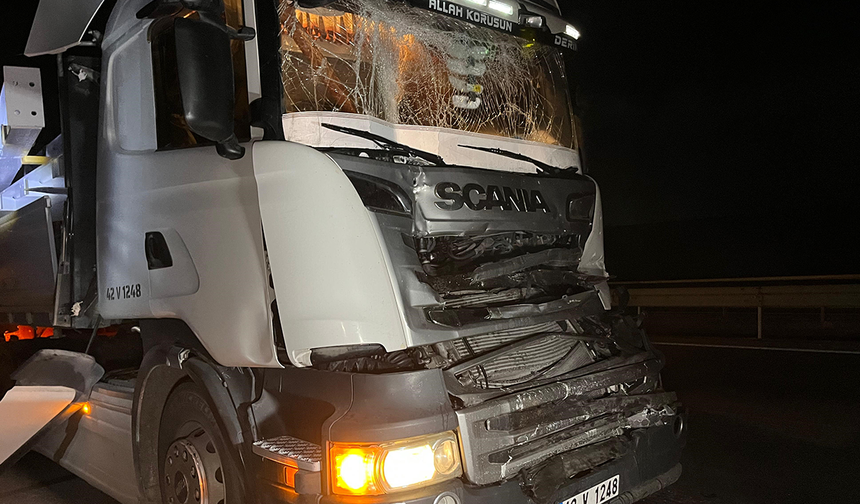 Kurtarma Çalışmaları Sıkışan Sürücü İçin Seferber Oldu
İhbar üzerine olay yerine 112 Acil Servis, itfaiye ve polis ekipleri sevk edildi. Kaza sonrası araç içerisinde sıkışan sürücüyü kurtarmak için itfaiye ekipleri yoğun çaba sarf etti. İtfaiye ekiplerinin uzun süren müdahalesi sonucunda O.D., bulunduğu yerden dikkatli bir şekilde çıkarıldı. Olay yerinde ilk müdahalesi yapılan yaralı sürücü, daha sonra ambulansla Eskişehir Yunus Emre Devlet Hastanesi’ne kaldırıldı.
