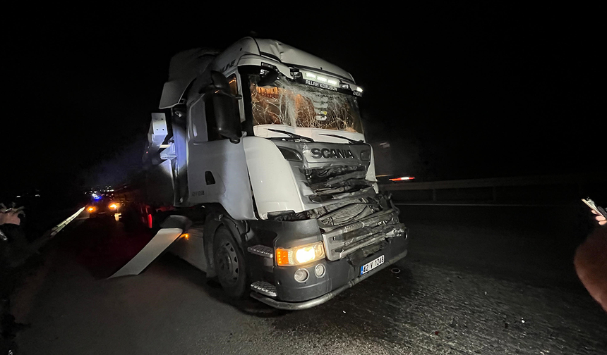 Eskişehir’de Korkutan Kaza: Tır Sürücüsü Kabinde Sıkıştı!