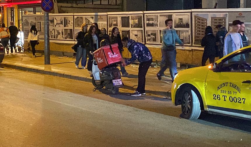 Eskişehir’de Motosikletli Kurye Kazası Zincirleme Kazayı Önledi!