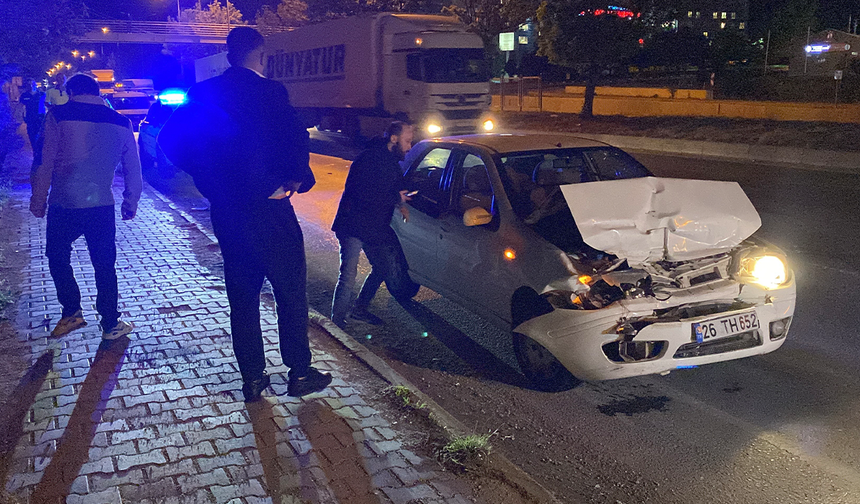 Eskişehir’de Otomobil Tır Dorsesine Girdi: Hurdaya Döndü!