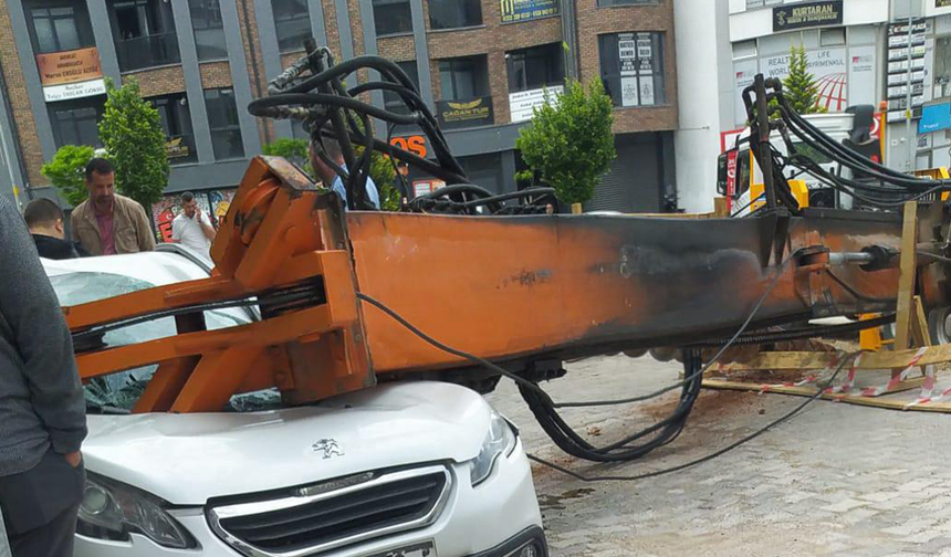 Eskişehir’de Beton Vincinin Altında Kalan Araç Hurdaya Döndü