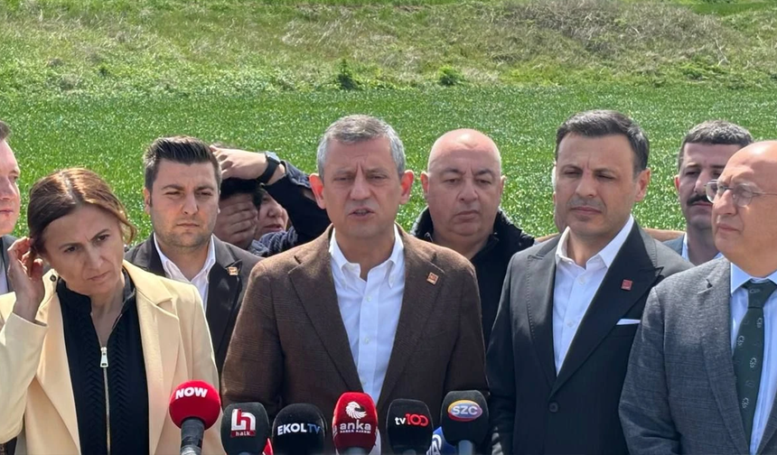 Özel'den Sert Pankart Açıklaması: Tepemin Tasını Attırmasın Giderim Odasının Kapısına Asarım