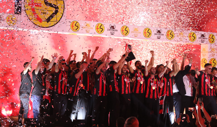 Şampiyon Eskişehirspor Kupasını Coşkuyla Kaldırdı