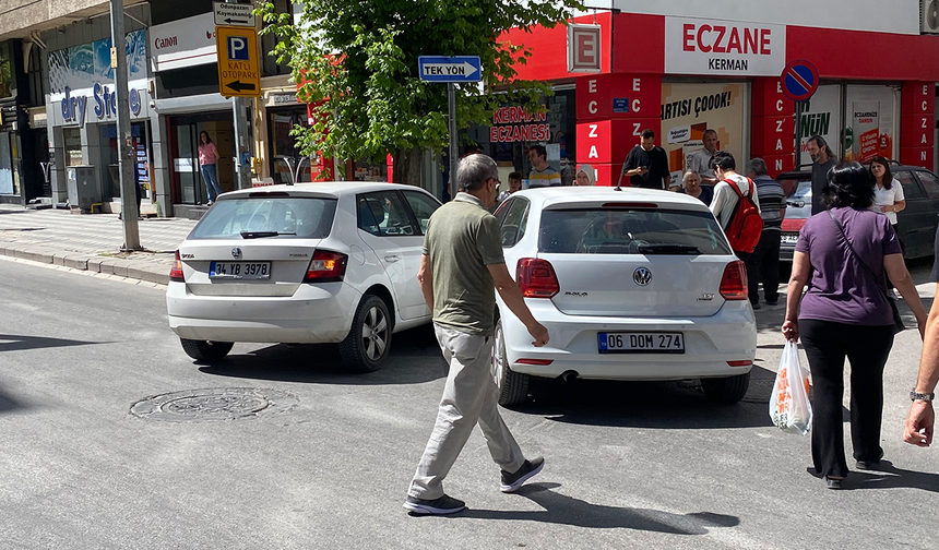 Eskişehir Atatürk Caddesi’nde Korkutan Kaza 2 Araç Çarpıştı
