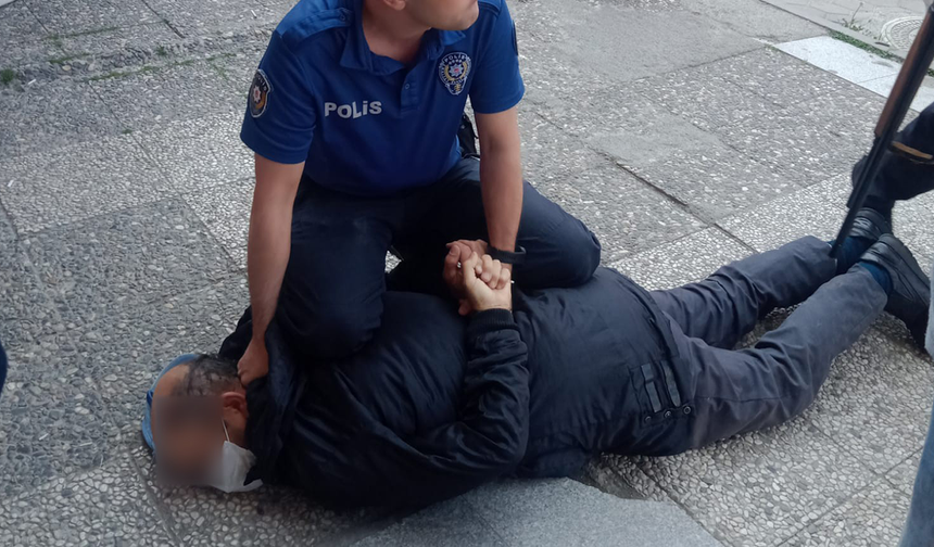 Gözaltına Alındı
Olay yerinde etkisiz hale getirilen şüpheli, Eskişehir İl Emniyet Müdürlüğü Asayiş Büro Amirliği'ne götürülerek gözaltına alındı. Şahsın ifadesi alınırken, olayla ilgili soruşturma başlatıldı.