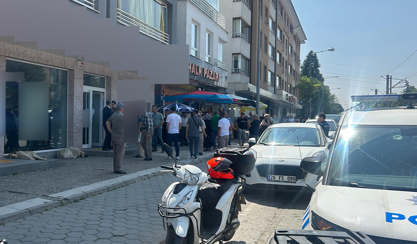 Kredi Reddedilince Silahına Sarıldı
Eskişehir’in Uluönder Mahallesi İsmet İnönü 2 Caddesi üzerinde bulunan bir banka şubesinde bugün öğle saatlerinde panik dolu anlar yaşandı. Edinilen bilgilere göre, Selim T. isimli şahıs kredi başvurusunda bulunmak üzere bankaya geldi. Ancak talebi reddedilince, kısa bir süre sonra arka sokakta park halinde bulunan aracına giderek pompalı tüfeğini aldı.
